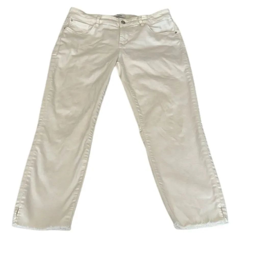 Kensie sz 10/30 off white denim crop pants raw hem with slits at side hem EUC